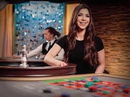 Antarmuka platform hiatoto menampilkan jadwal pertandingan tinju dan informasi atlet